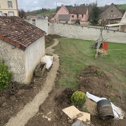 Fondation en béton pour ensuite monter un muret en pierre de l’Yonne.