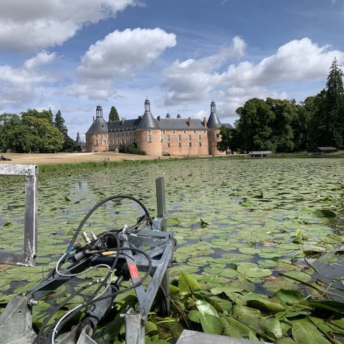 La coupe des nénuphars avait pour objectif de dégager la surface de l’eau afin de permettre aux jeux de lumière de se refléter durant les spectacles.